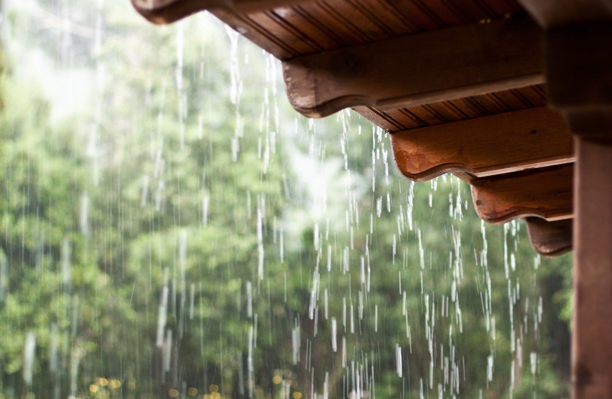 Pluie sur abri de jardin