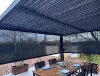 Pergola BioClimatique Aluminium avec Rideau Gris pour le salon de jardin