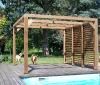 Pergola BioClimatique avec vantelles en bois devant une piscine