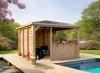 Pavillon en bois avec comptoirs près d'une piscine