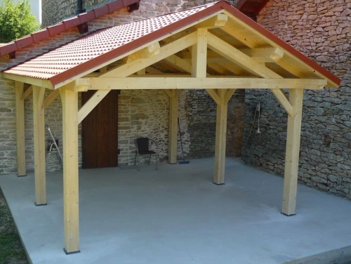 Carport bois avec six poteaux couverte de tuiles