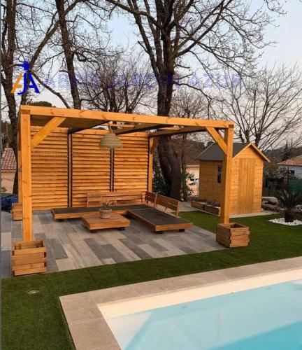 Pergola BioClimatique avec vantelles en bois derrière une piscine
